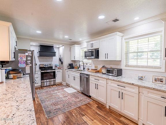 5th image of 1502 Laura Ln
