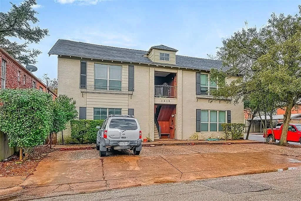 1 bed, 1.5 bath, $1,300 — Photo 4