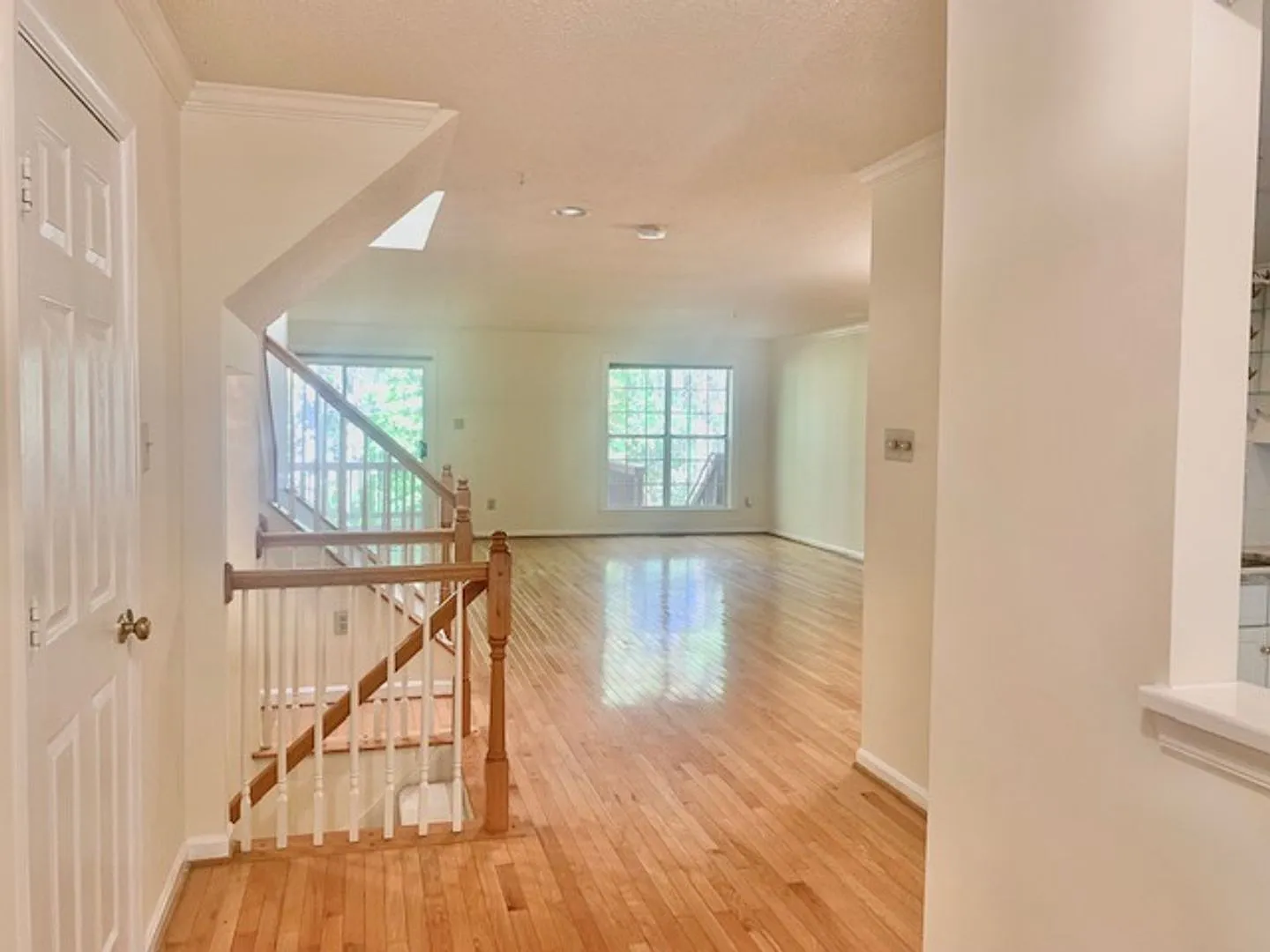 Spacious and bight 3 BR 3.5 BA beauty — Photo 3