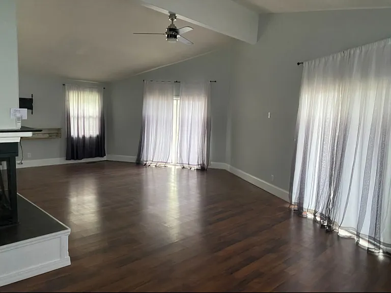 208 E Illinois St — Photo 4
