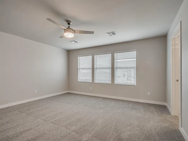 520 NW 176th Ter — Photo 26