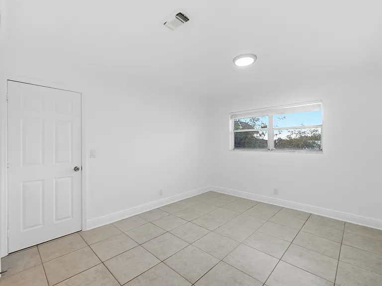 1140 NE 9th Ave #18 — Photo 14