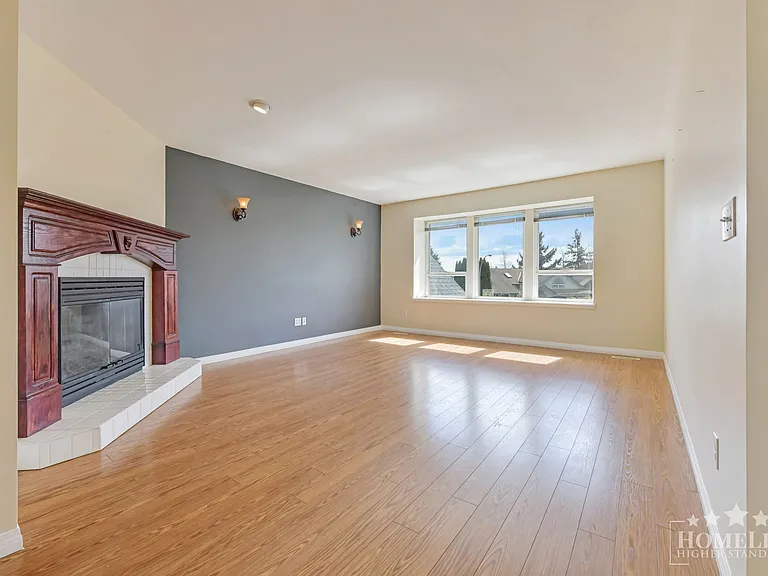 6375 187a St #UPPER HOUSE — Photo 4