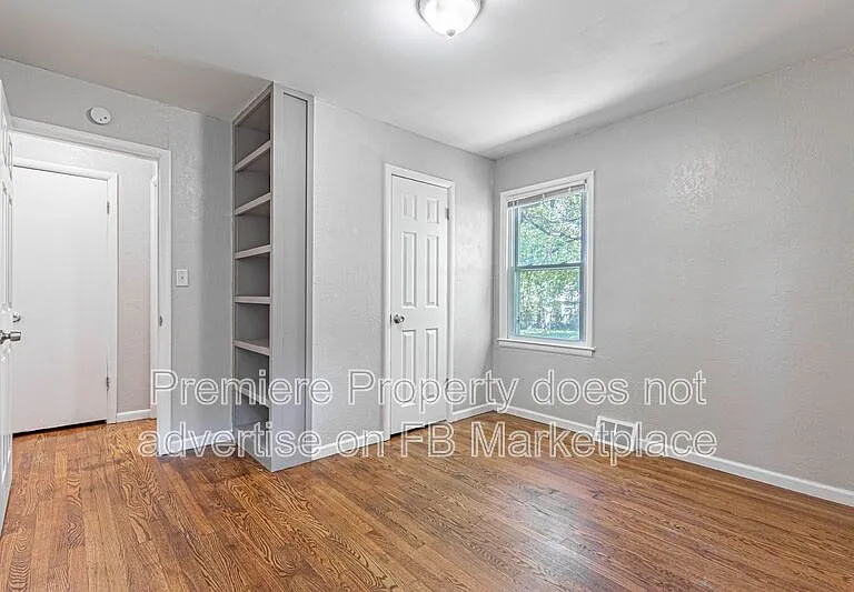 1112 E Elm St — Photo 8