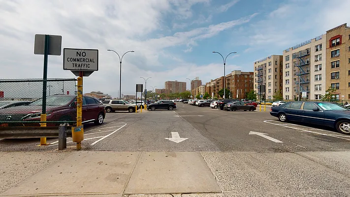 Sold by Thomas Lipovetsky, LREB | media 53