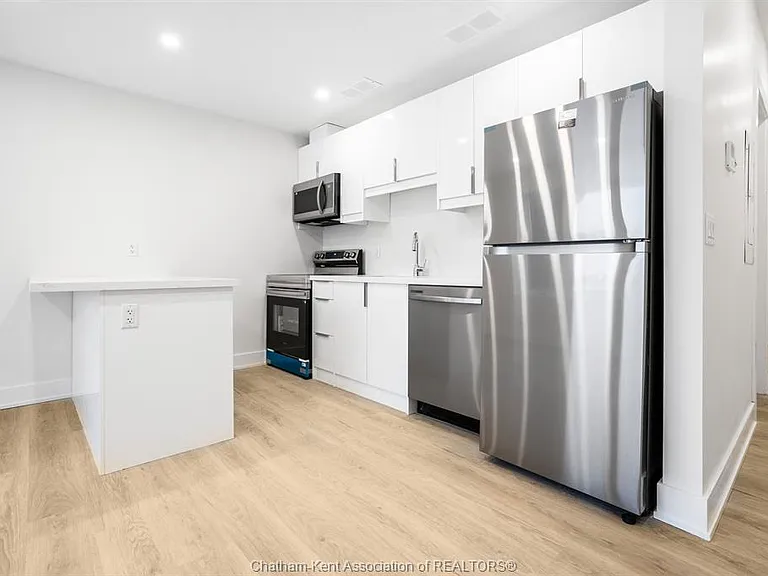 153 King St W #6 — Photo 3