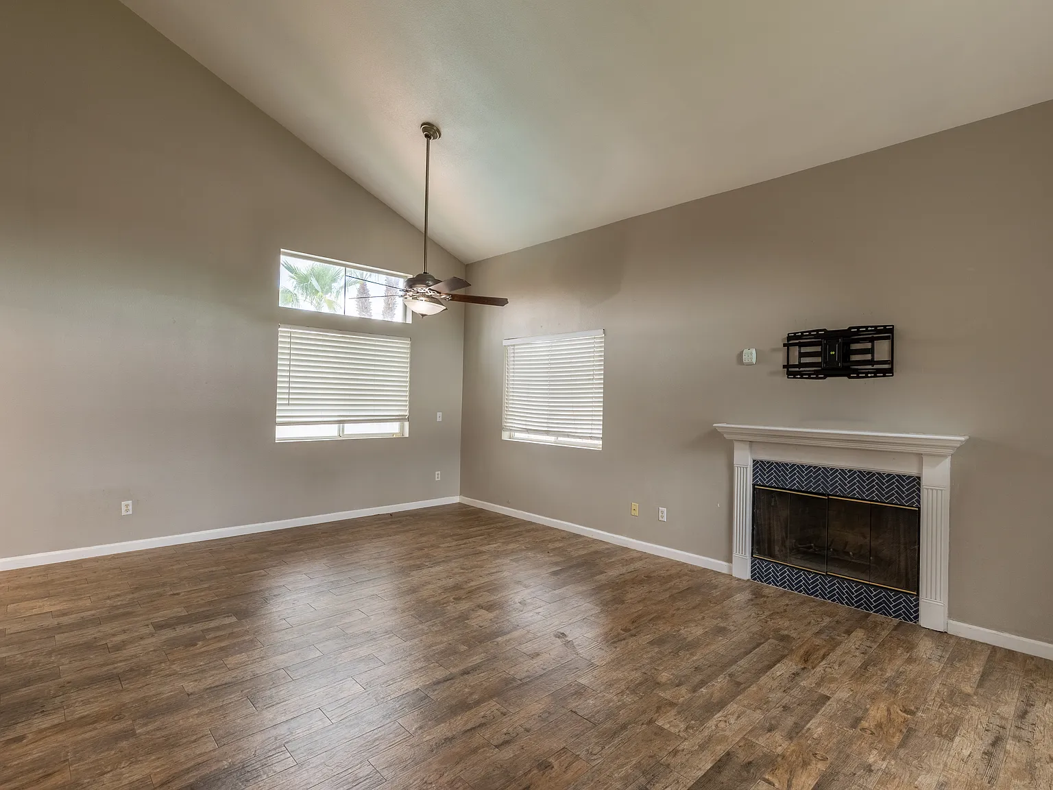 4 bed, 2.5 bath, 1876 sqft, $2,100 — Photo 2