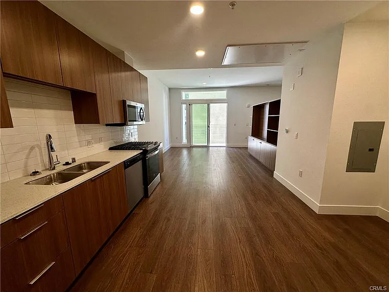 709 E Walnut St #418 — Photo 14