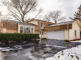 2 Woods Chapel Rd, Rolling Meadows, IL 60008
