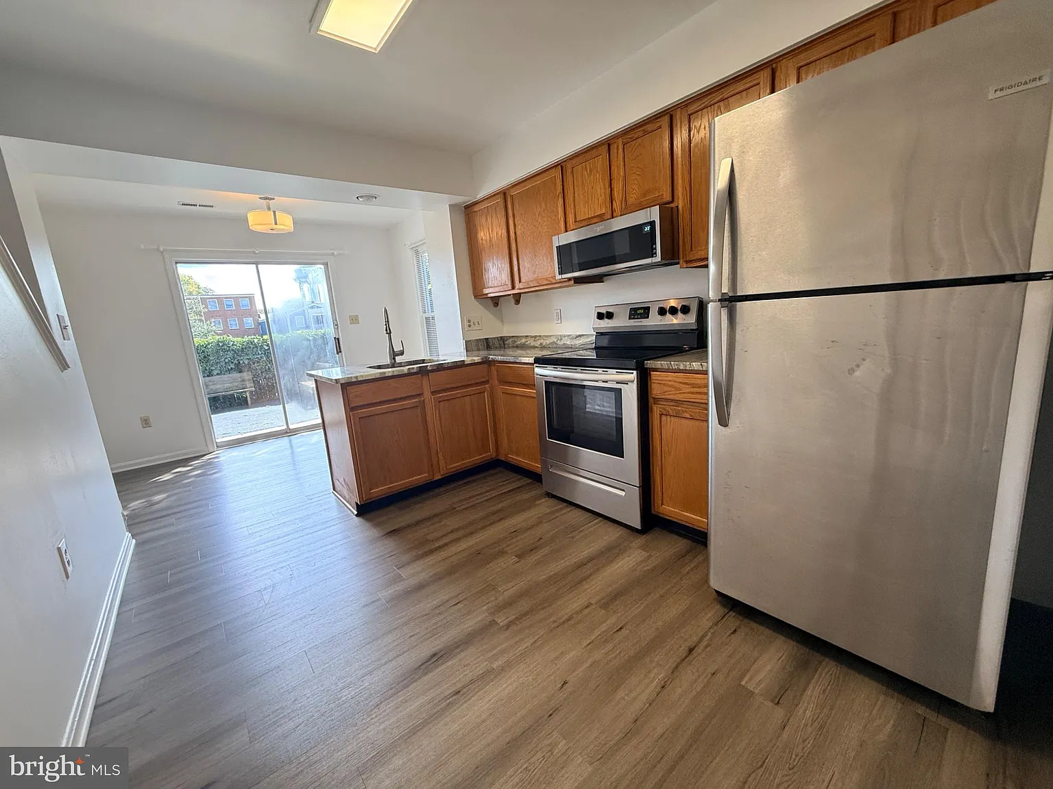 2 bed, 1.5 bath, 966 sqft, $1,900 — Photo 4