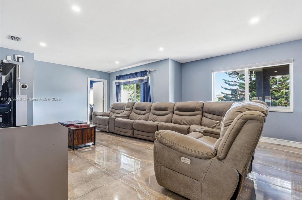Apartment in Doral, Vanderbilt Park - View 4