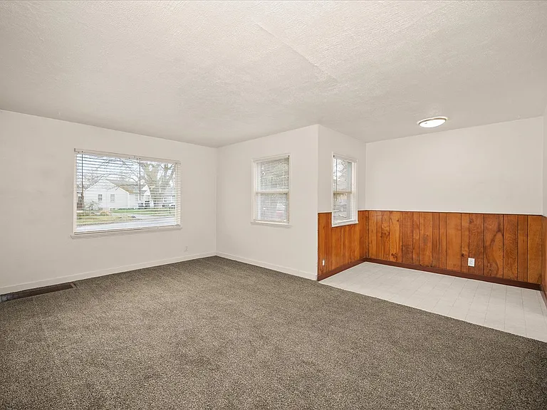 10124 N Whittier St — Photo 2