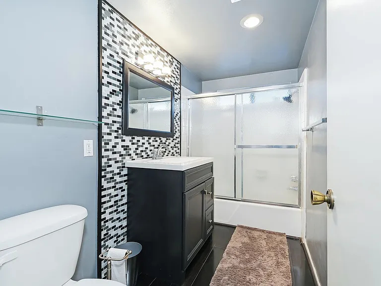 665 W 24th St #315 — Photo 8