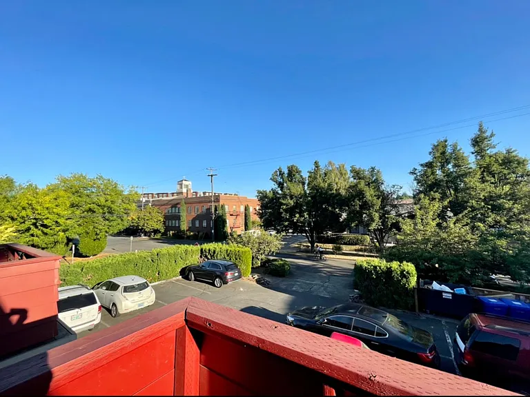 Vintage Upstairs 2 Bedroom With Patio In Hollywood District ~ Near It All! Off Street Parking~ Pe... — Photo 1