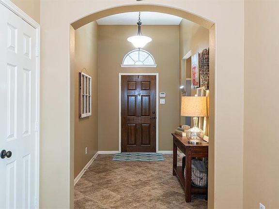 Beautiful ceramic tile flooring adorns the entry and is so easy to maintain!