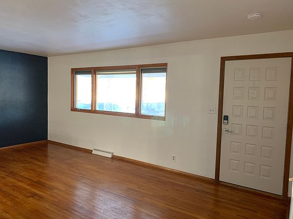 Entry/Living Room