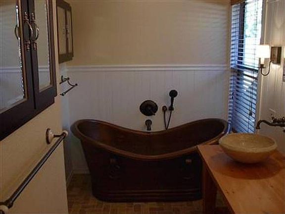Bath tub
