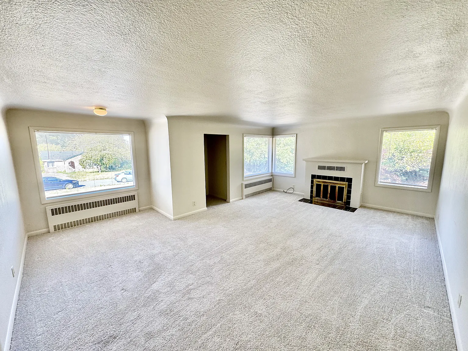 3 bed, 1.5 bath, 2600 sqft, $2,800 — Photo 4