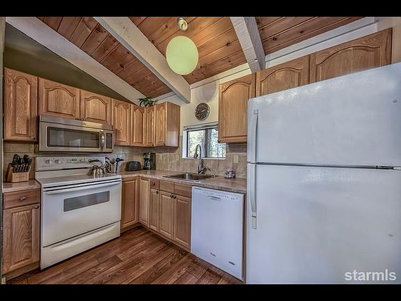 3rd image of 1390 Ski Run Blvd