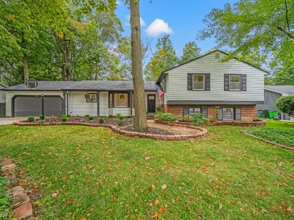 1066 Eastlawn Dr, Highland Heights, OH 44143