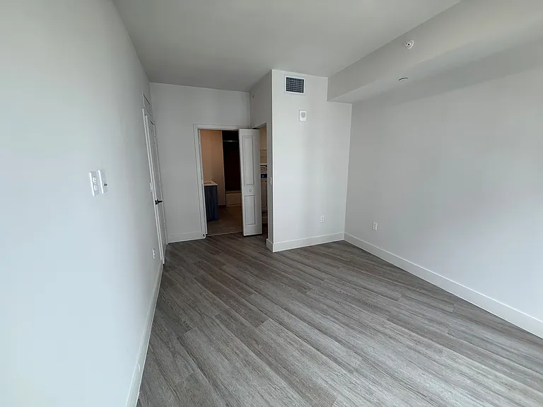 Bay Pointe Apartments — Photo 36