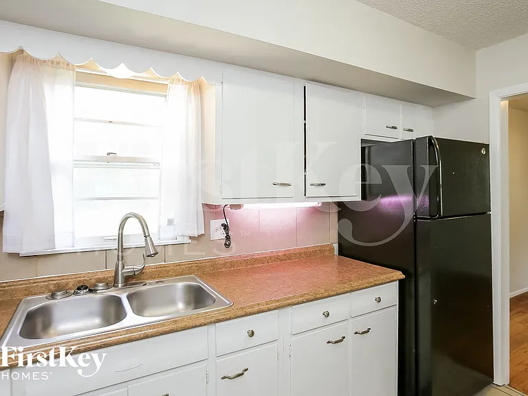 1043 E Lexington Ave — Photo 6