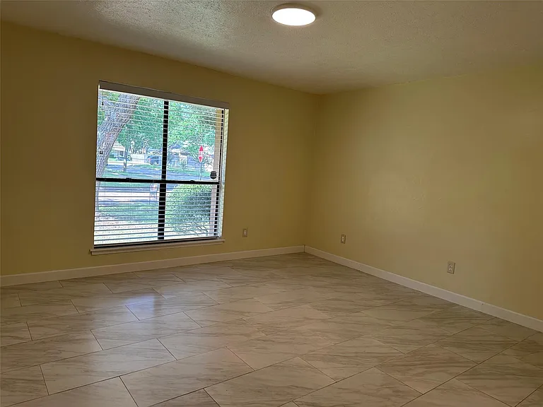 2826 Green Fields Dr — Photo 10