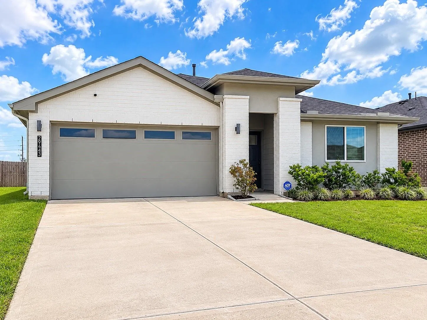 4 bed, 2.0 bath, 2082 sqft, $2,300 — Photo 2