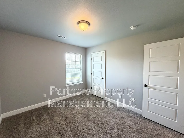 5910 NW Hancock St — Photo 8