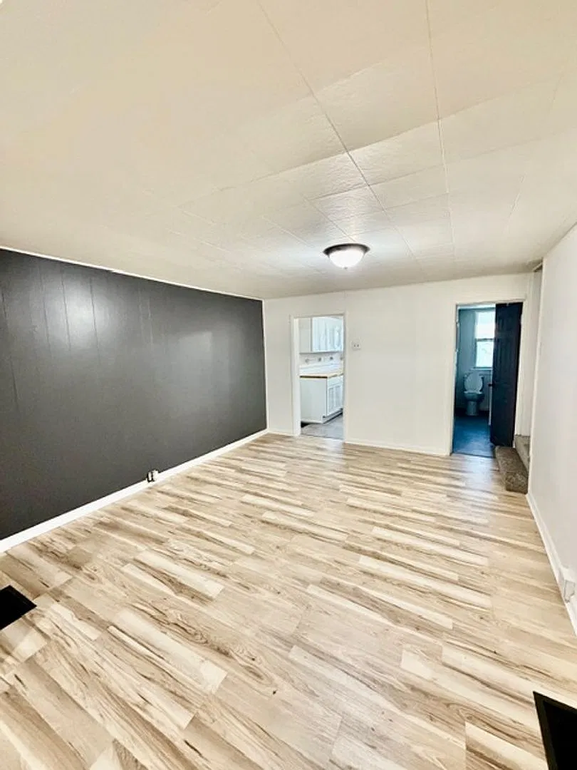 Spacious 3-Bedroom, 1-Bath Townhome for Rent! — Photo 3