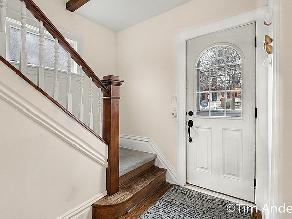4th image of 142 Carlton Ave SE