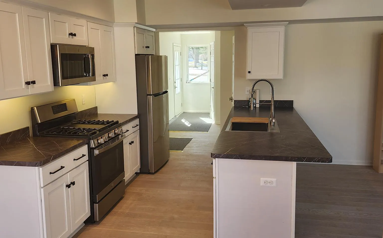 2 bed, 1.5 bath, 1410 sqft, $1,900 — Photo 1