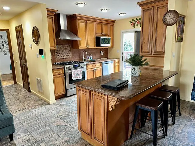 4 bed, 3.0 bath, 1230 sqft, $5,000 — Photo 2