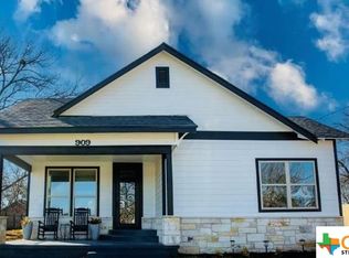 909 Trinity St, Lockhart, TX 78644