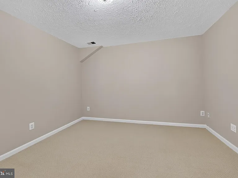 1022 Delf Dr — Photo 35