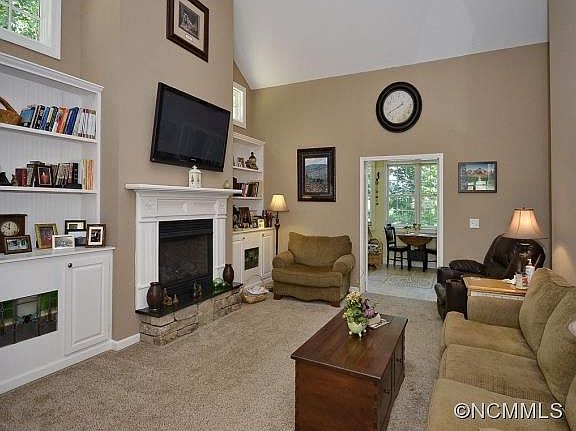 4th image of 382 Armstrong Ave