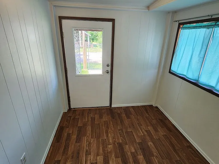 227 SE Eisenhower St #E — Photo 11