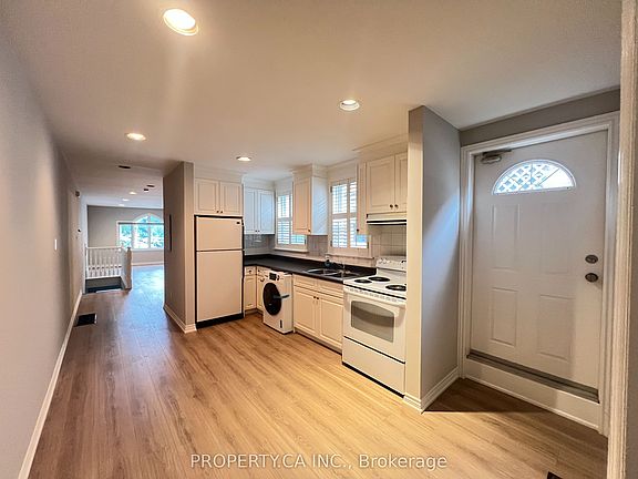 3rd image of 3221A Yonge St