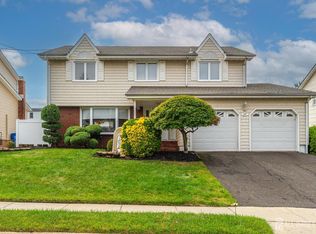 127 S Cliff Rd, Colonia, NJ 07067