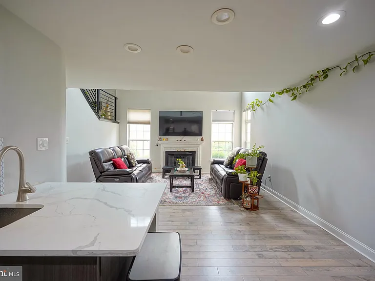 16 Buckingham Pl — Photo 20