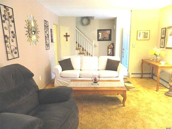 4th image of 402 Violet St