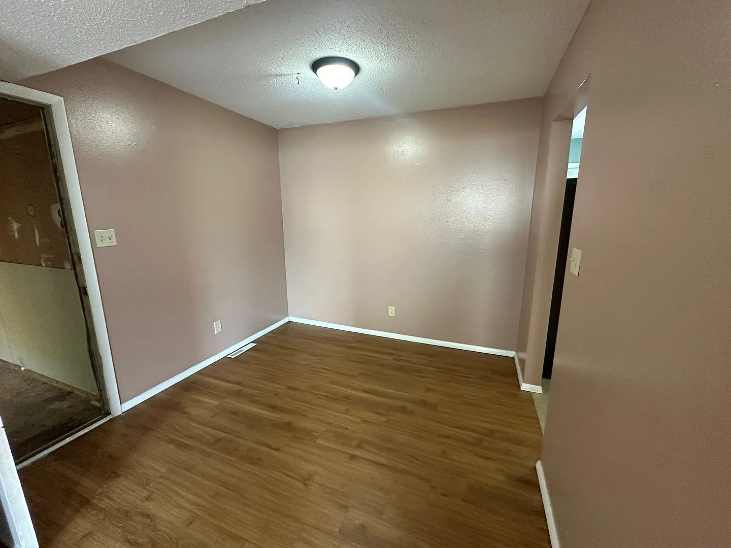 706 Crescent Dr — Photo 3