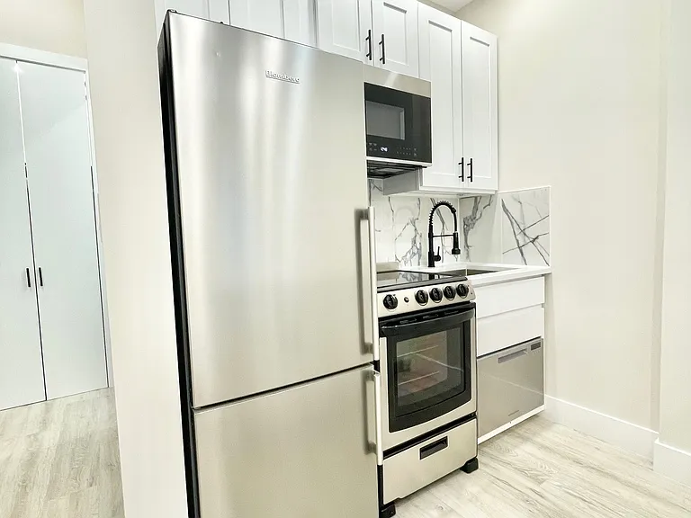 237 E 33rd St #2A — Photo 4