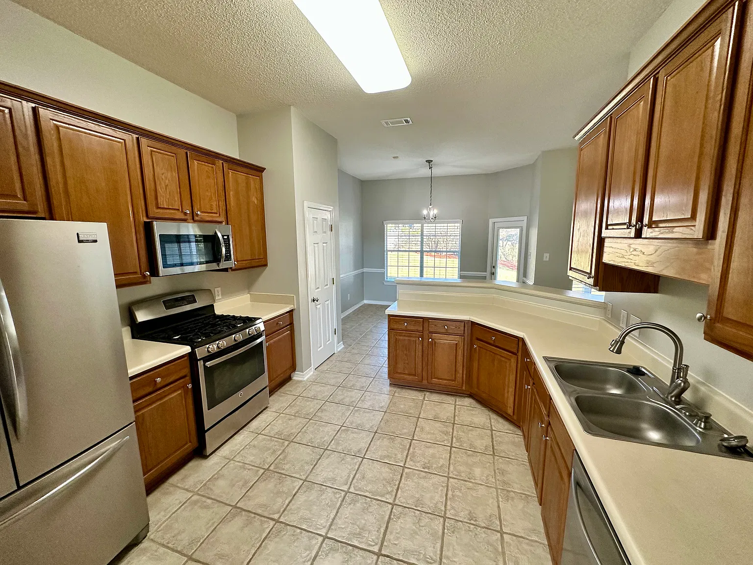 4 bed, 2250 sqft, $2,200 — Photo 2