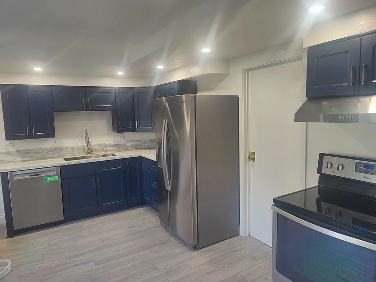 240 College Ct — Photo 10