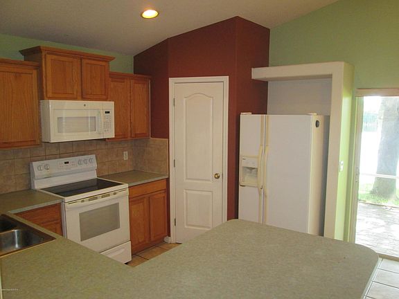 5th image of 899 Villa Dr