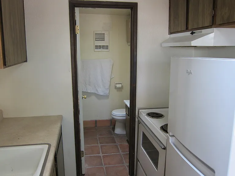 724 E 1st St #2 — Photo 10