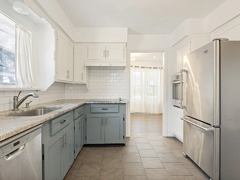 428 E Spring Valley Rd — Photo 14