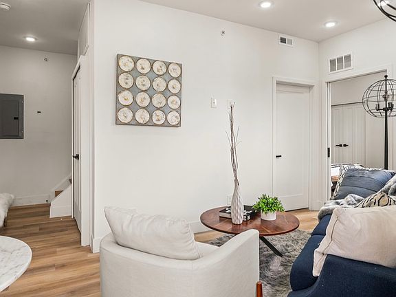 4th image of 4921 Chester Ave #301