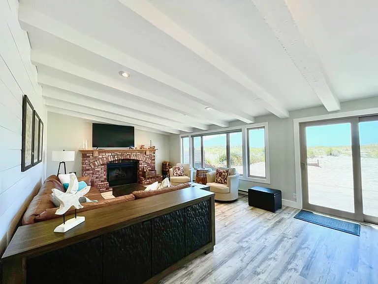 NW Oceania Dr — Photo 8